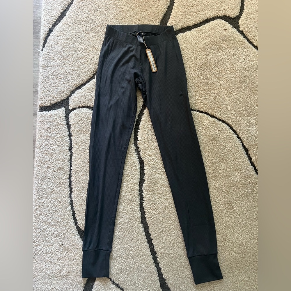 Skims soft lounge leggings in graphite